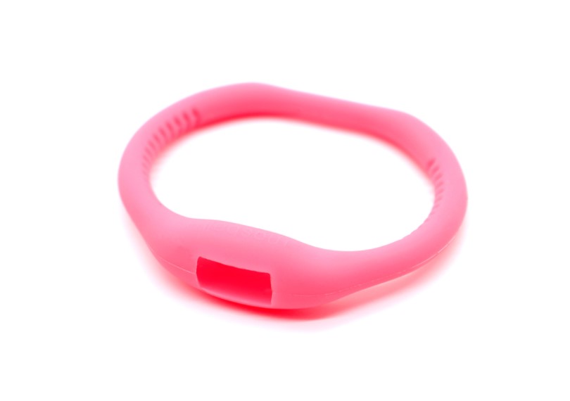 戴上驱蚊硅胶手环免受蚊子的侵扰